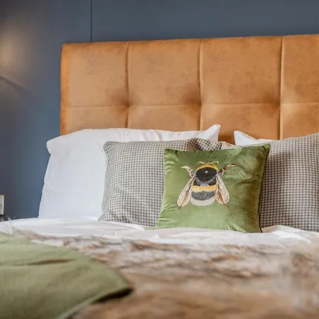 Oak Tree Timber Chalet